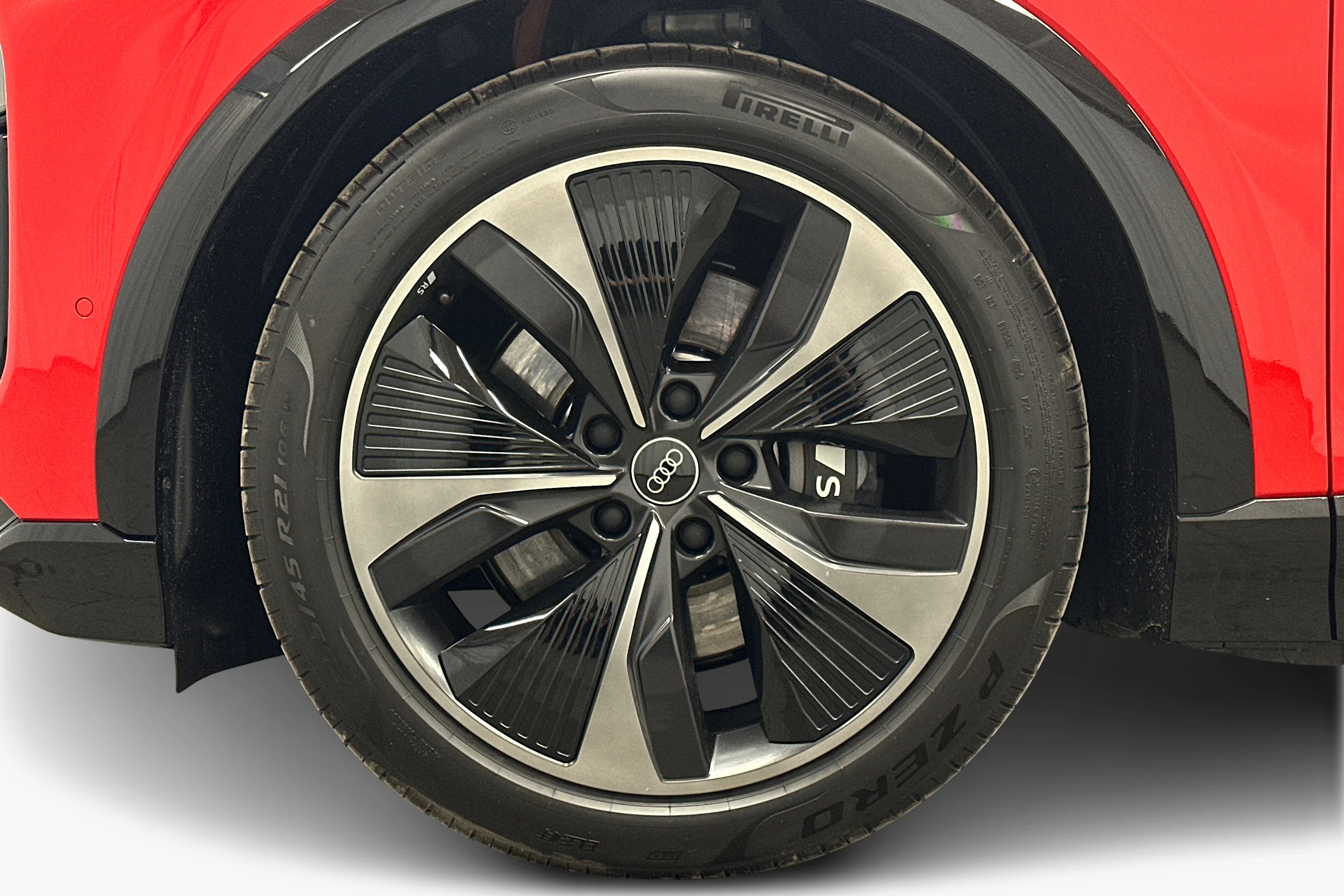 punainen Audi SQ6 e-tron 2025 kuva 9.