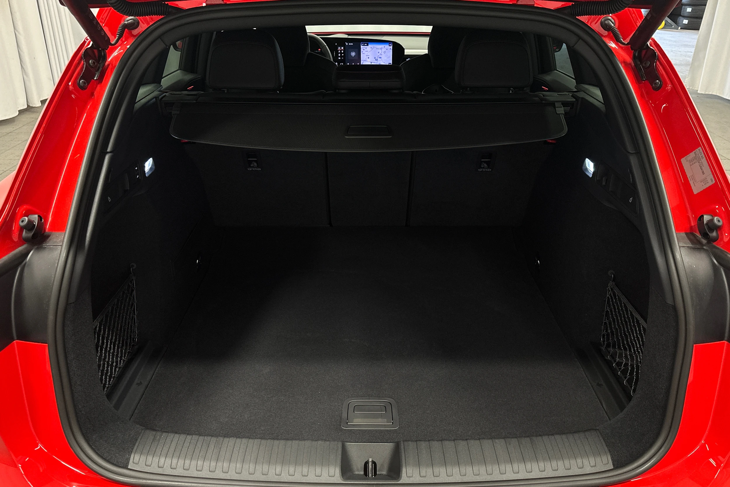 punainen Audi SQ6 e-tron 2025 kuva 11.