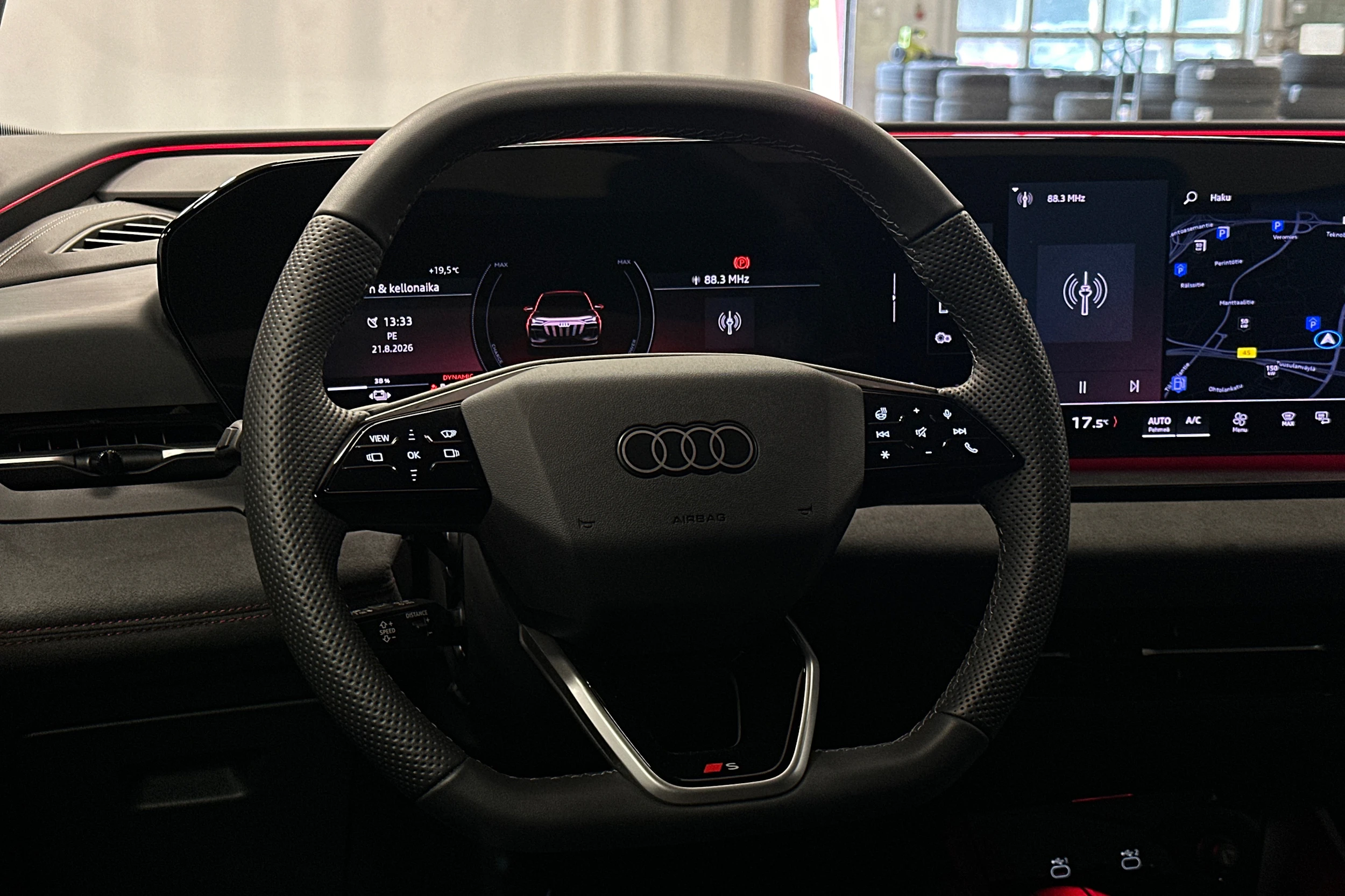 punainen Audi SQ6 e-tron 2025 kuva 18.