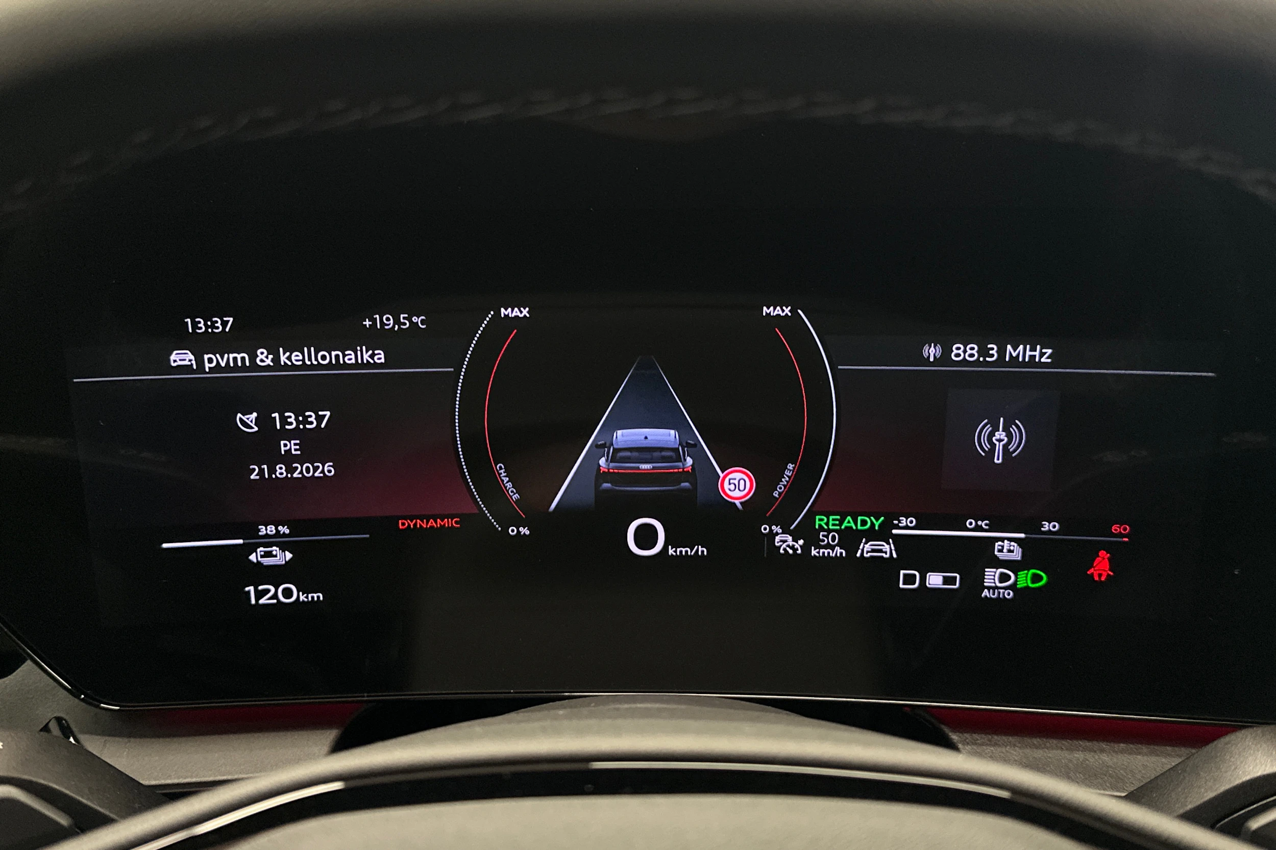 punainen Audi SQ6 e-tron 2025 kuva 21.