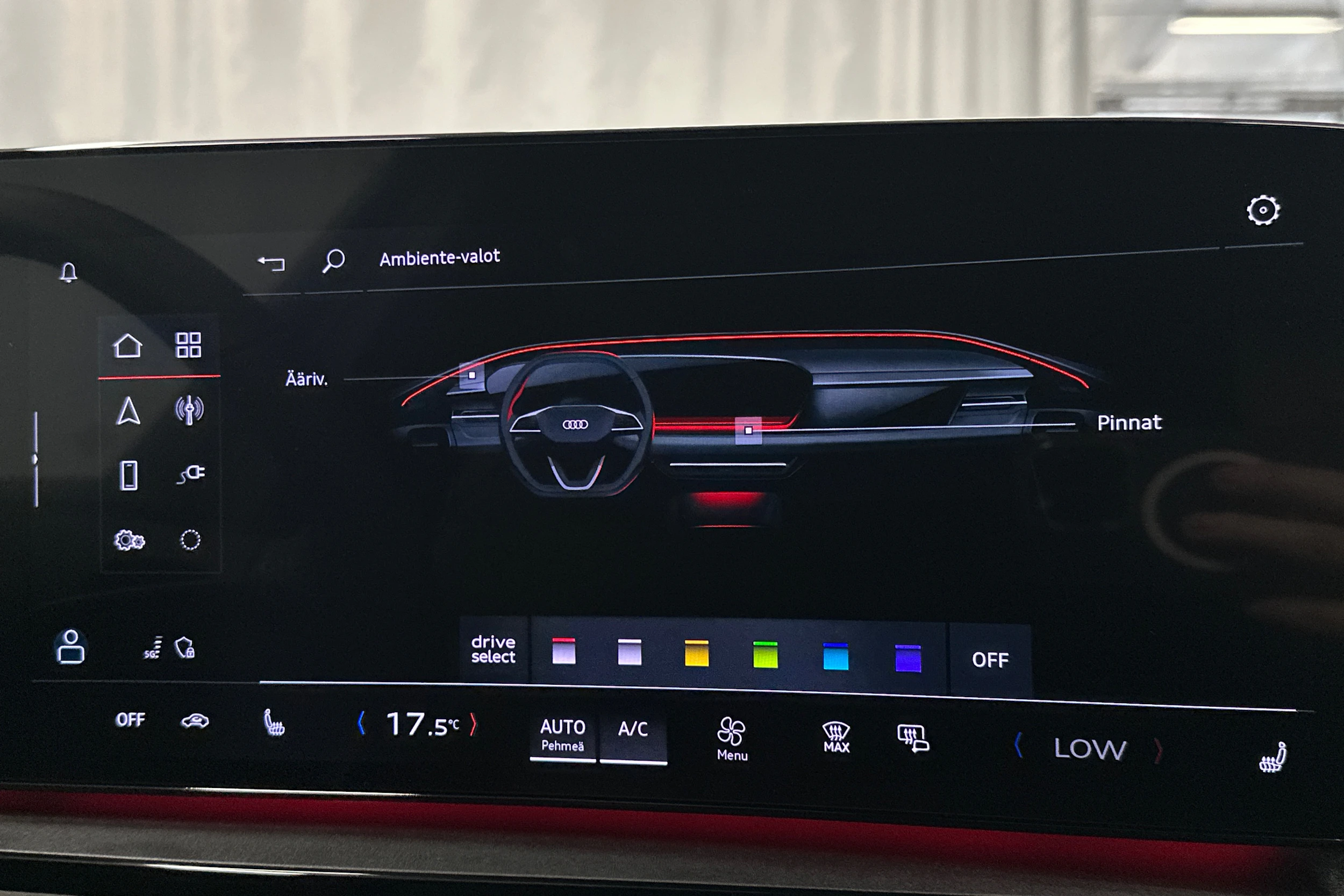 punainen Audi SQ6 e-tron 2025 kuva 26.