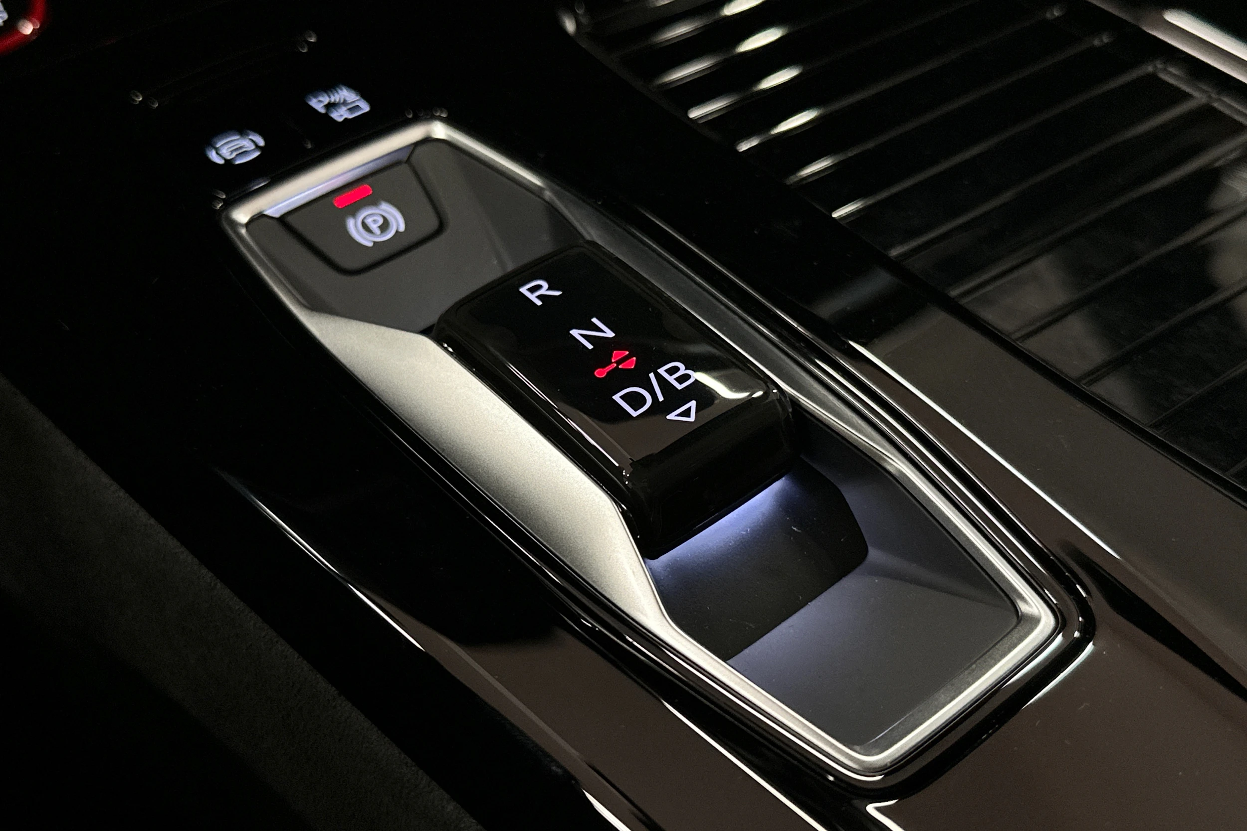 punainen Audi SQ6 e-tron 2025 kuva 35.