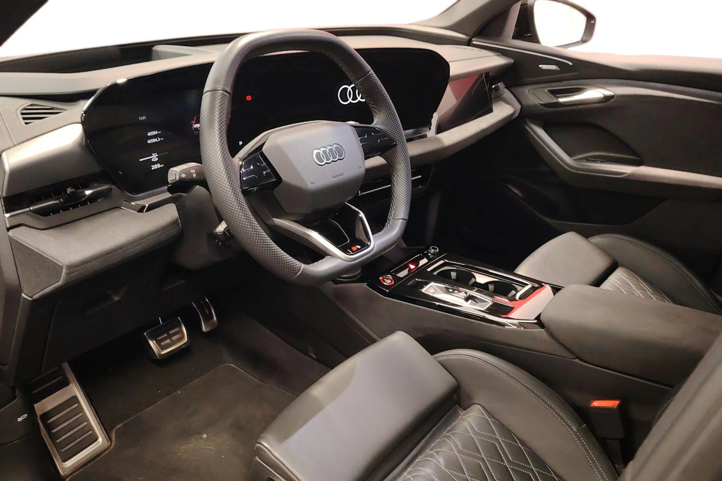 Harmaa Audi SQ6 e-tron 2025 kuva 3.