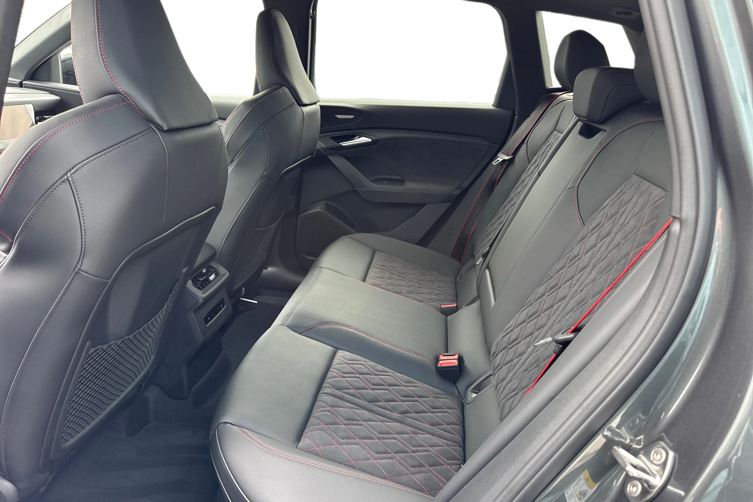 harmaa Audi SQ6 e-tron 2026 kuva 8.