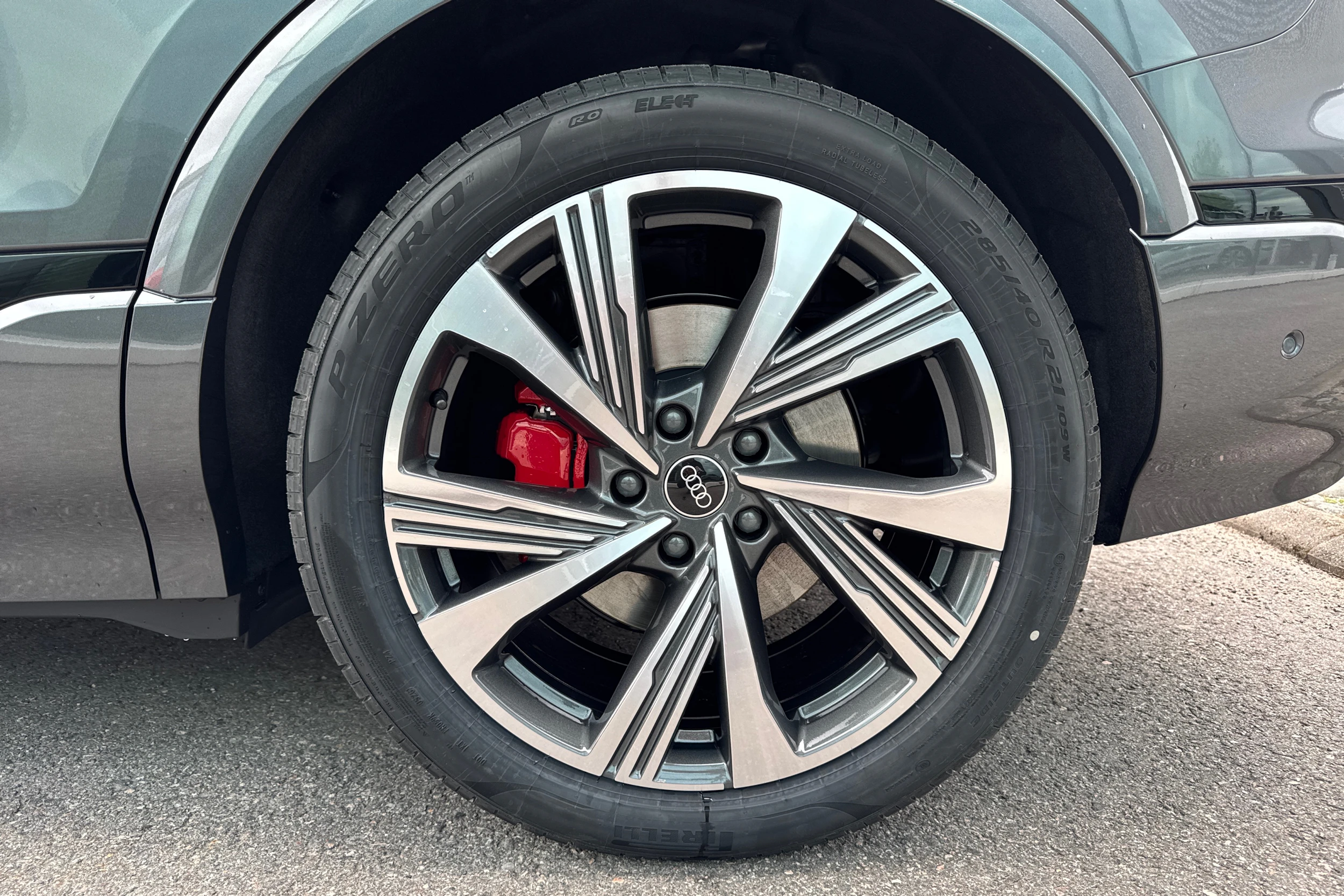 harmaa Audi SQ6 e-tron 2026 kuva 10.