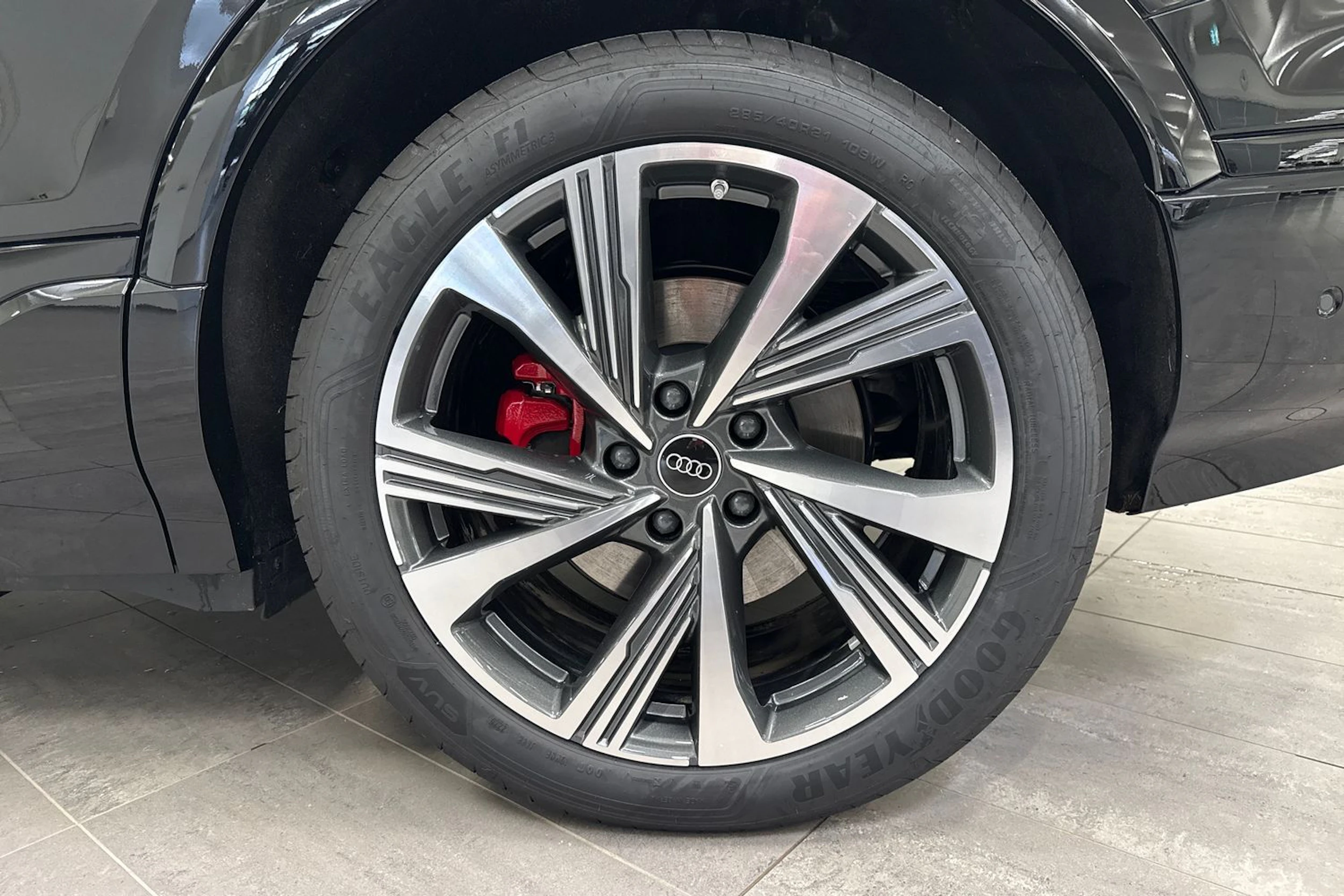 met. musta Audi SQ6 e-tron 2026 kuva 10.
