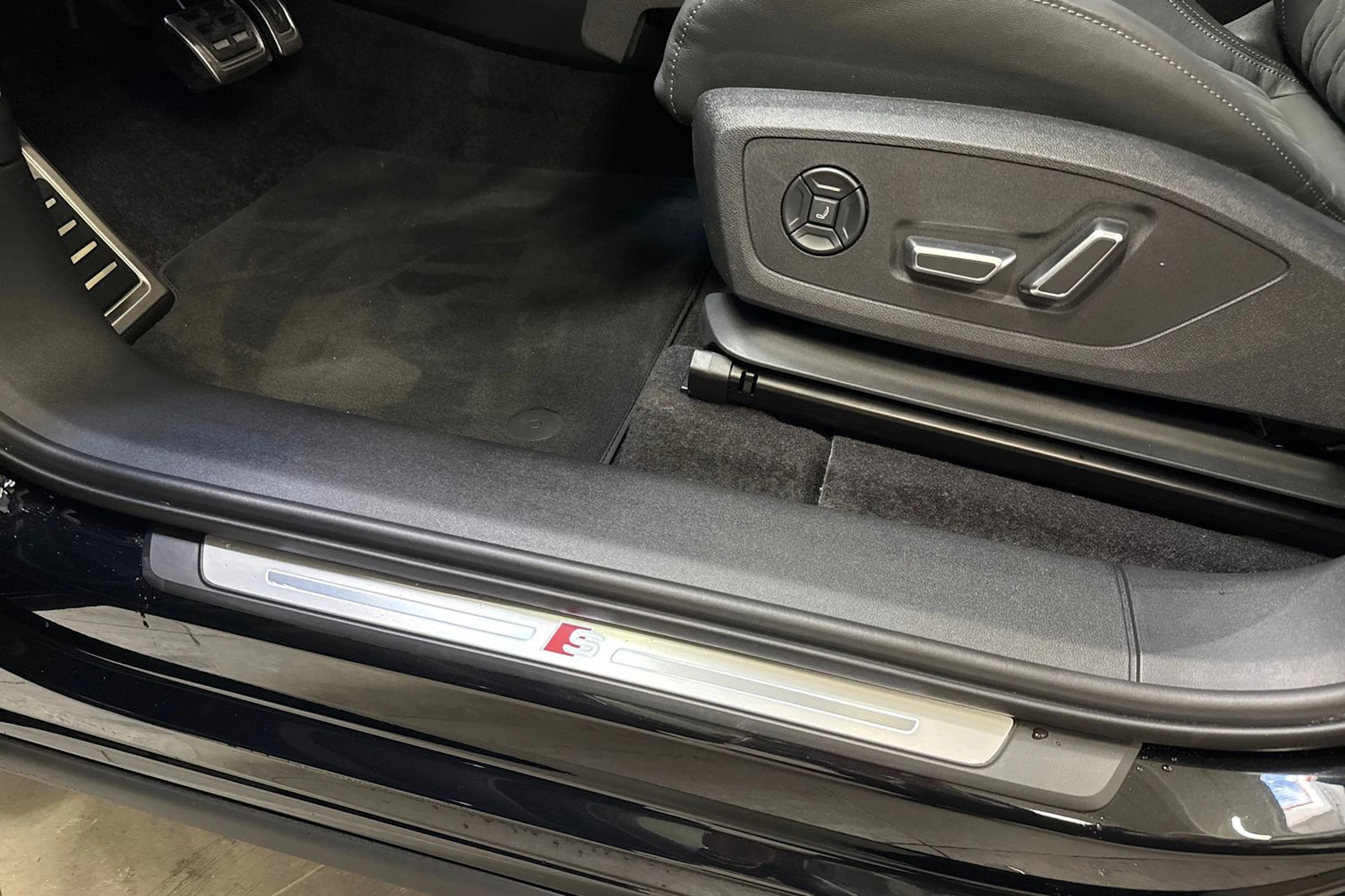met. musta Audi SQ6 e-tron 2026 kuva 12.
