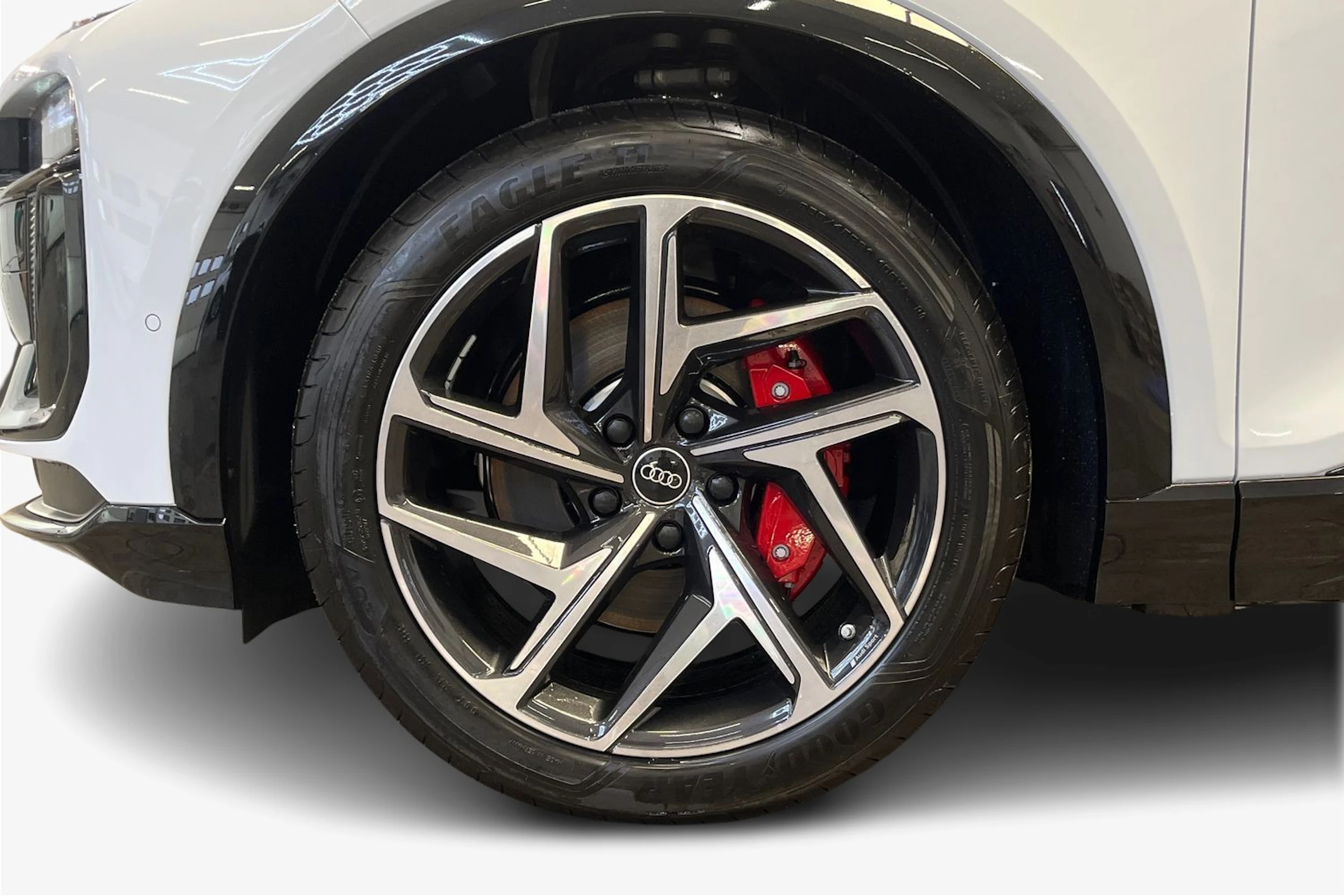 jäätikön valkoinen Audi SQ6 e-tron 2026 kuva 9.