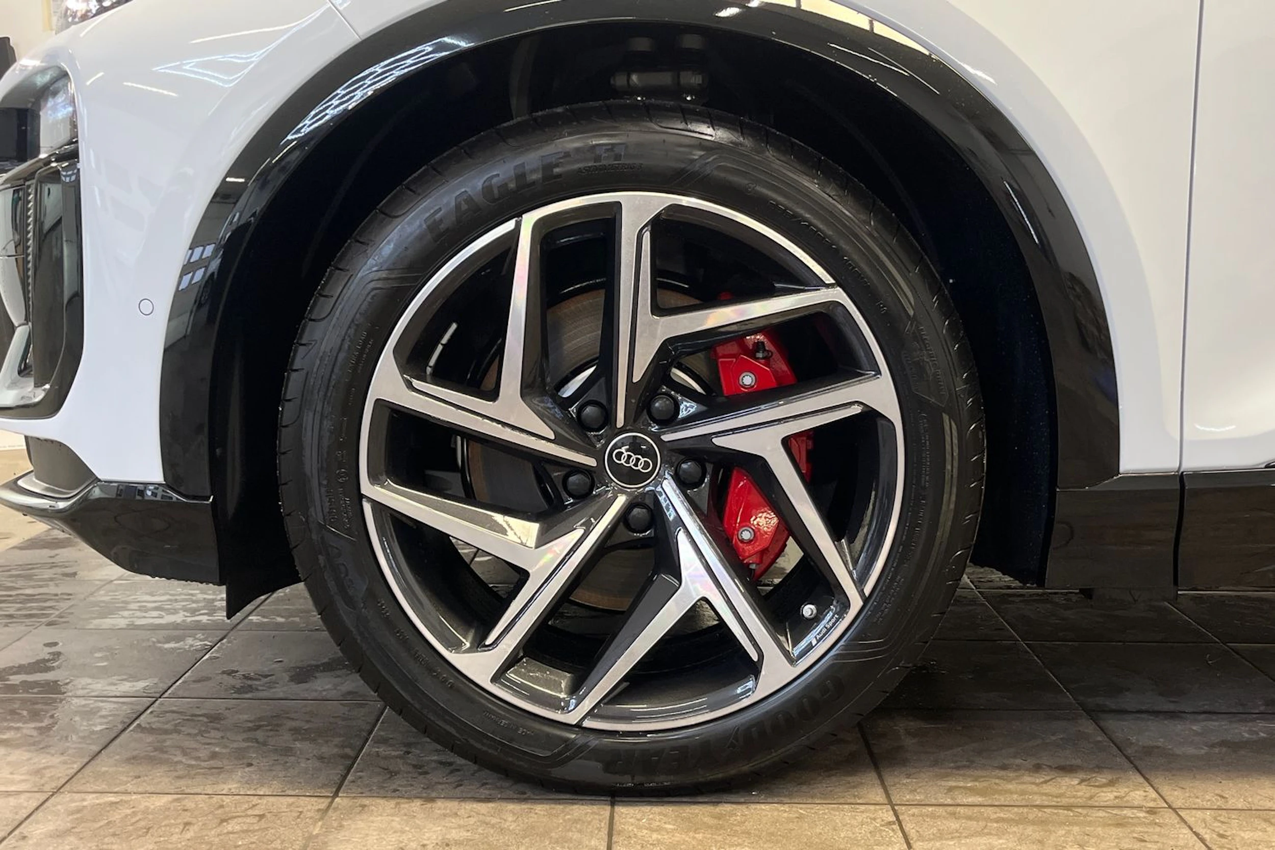 jäätikön valkoinen Audi SQ6 e-tron 2026 kuva 10.