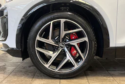 jäätikön valkoinen Audi SQ6 e-tron 2026 kuva 10.