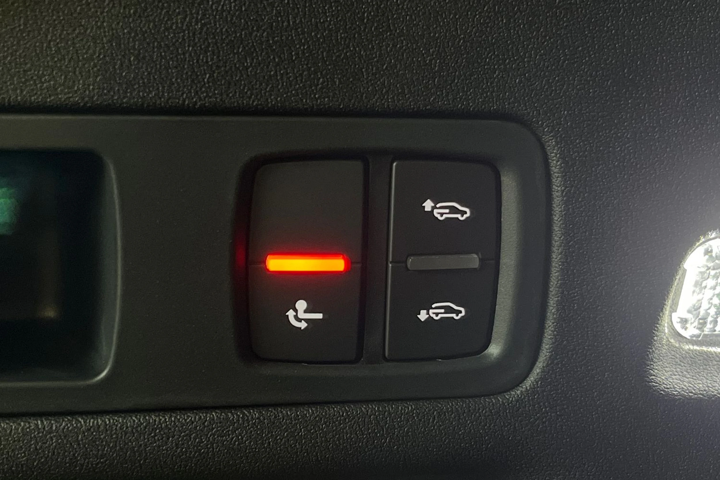 jäätikön valkoinen Audi SQ6 e-tron 2026 kuva 12.