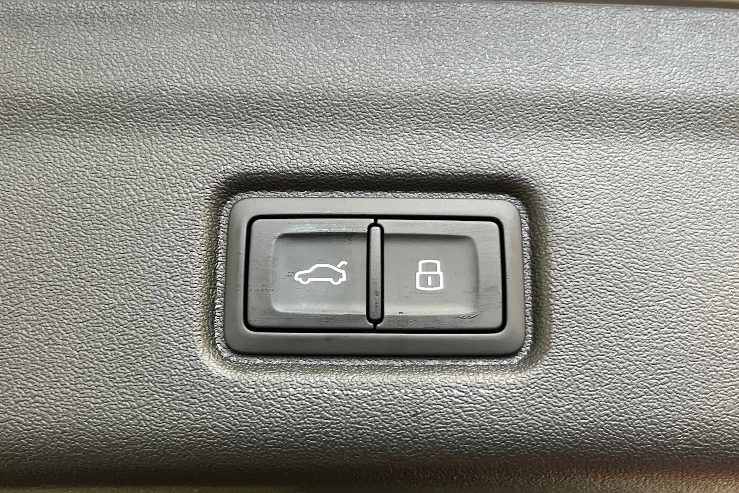 jäätikön valkoinen Audi SQ6 e-tron 2026 kuva 13.