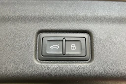 jäätikön valkoinen Audi SQ6 e-tron 2026 kuva 13.