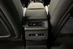 jäätikön valkoinen Audi SQ6 e-tron 2026 kuva 15.