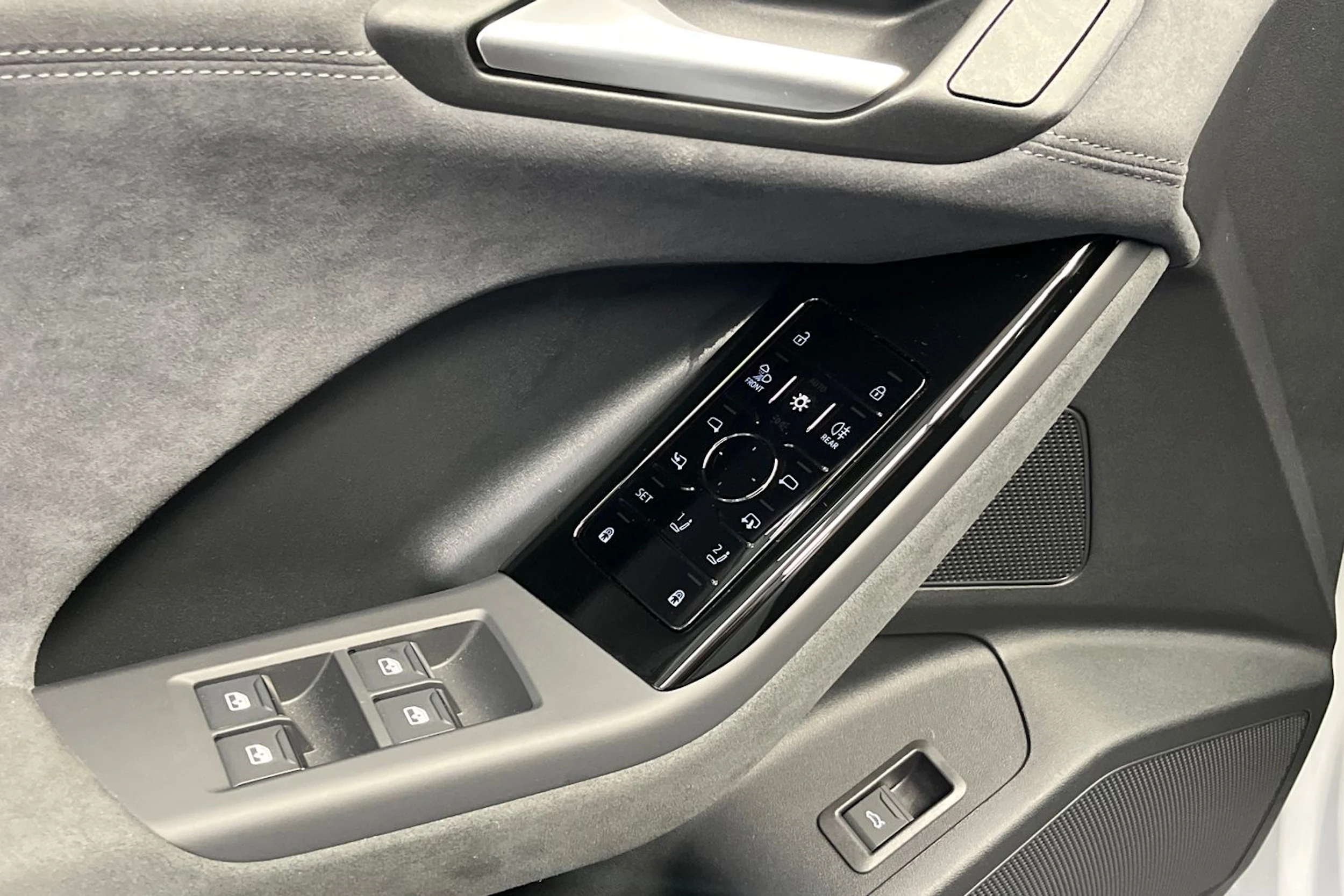 jäätikön valkoinen Audi SQ6 e-tron 2026 kuva 18.
