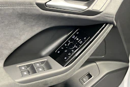 jäätikön valkoinen Audi SQ6 e-tron 2026 kuva 18.