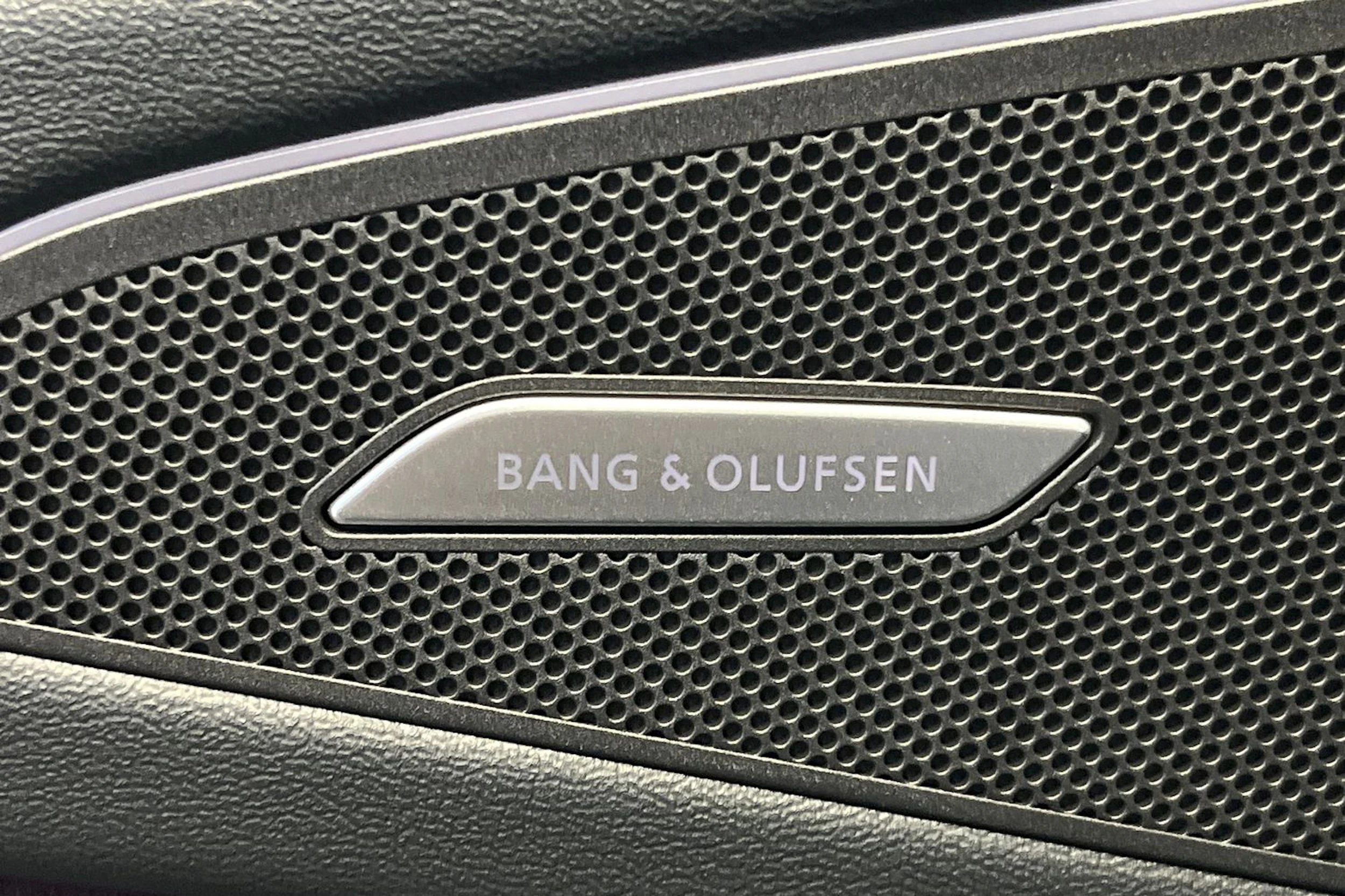 jäätikön valkoinen Audi SQ6 e-tron 2026 kuva 19.