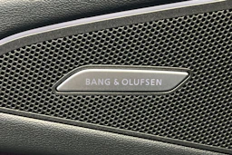 jäätikön valkoinen Audi SQ6 e-tron 2026 kuva 19.