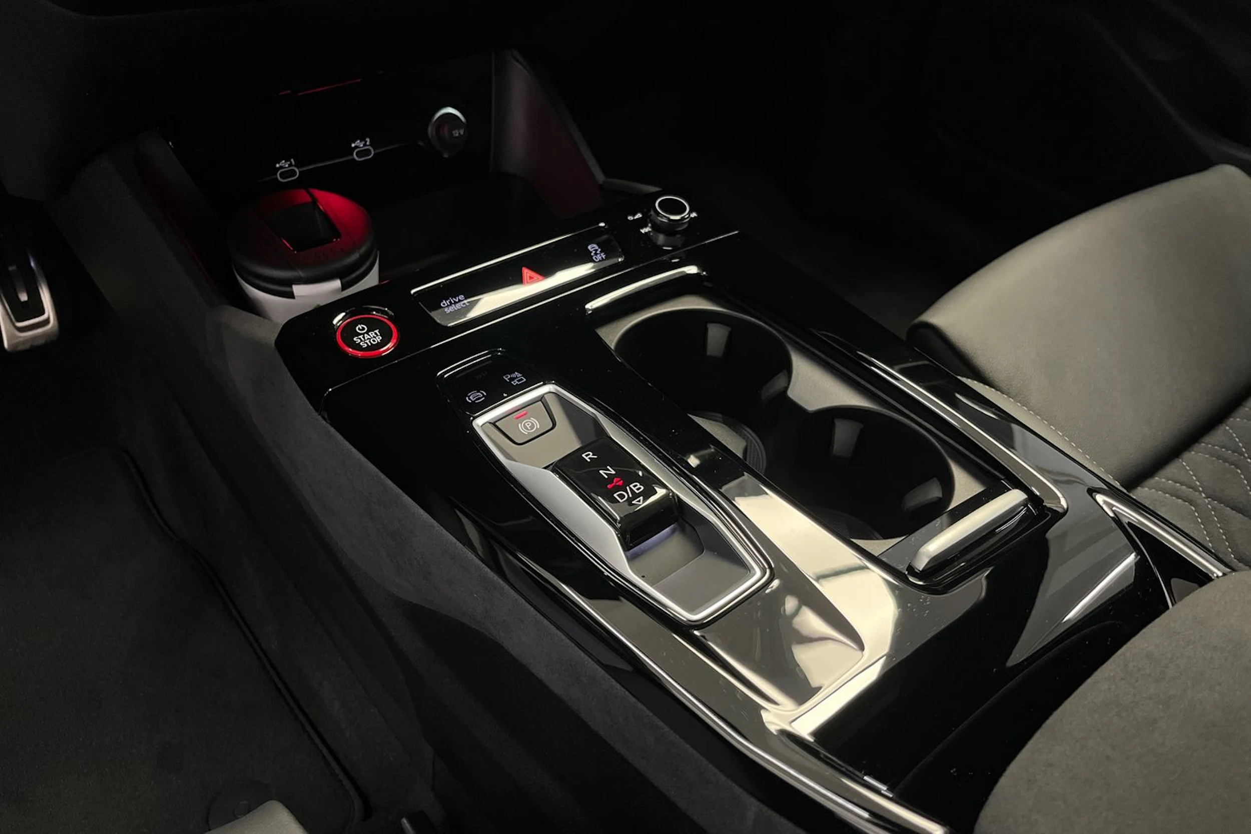 jäätikön valkoinen Audi SQ6 e-tron 2026 kuva 20.