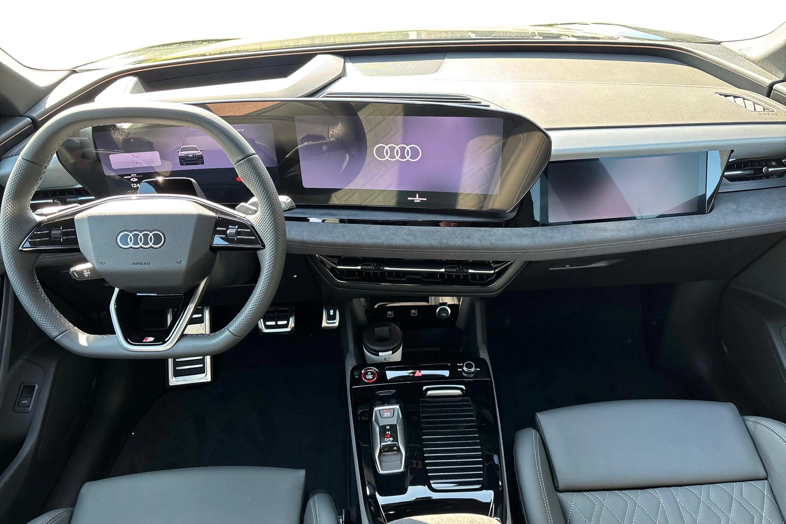 musta Audi SQ6 e-tron 2026 kuva 7.