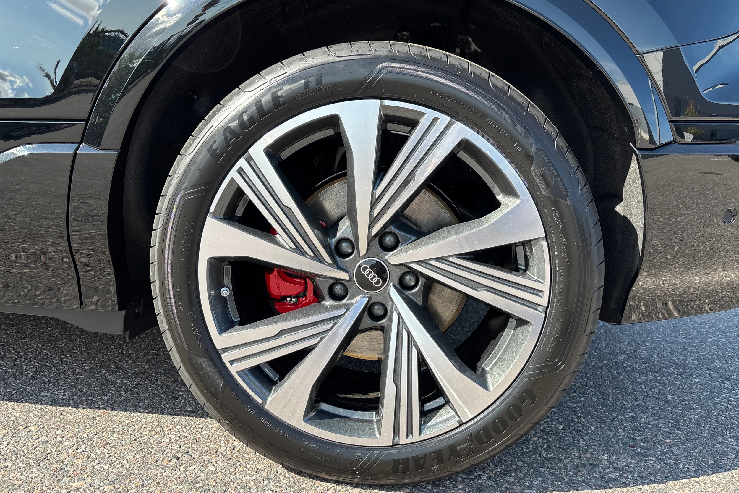 musta Audi SQ6 e-tron 2026 kuva 10.