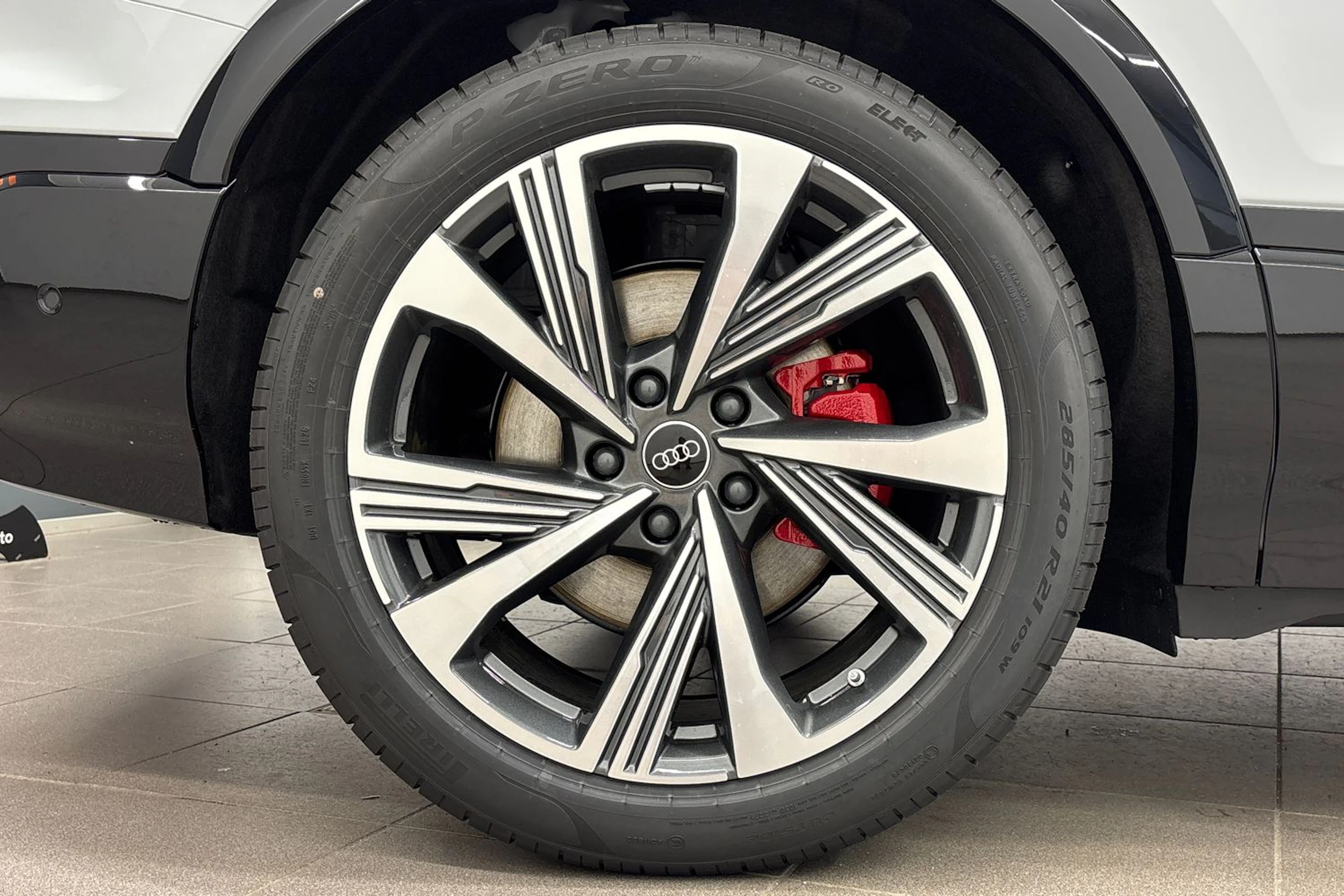met. valkoinen Audi SQ6 e-tron 2026 kuva 10.