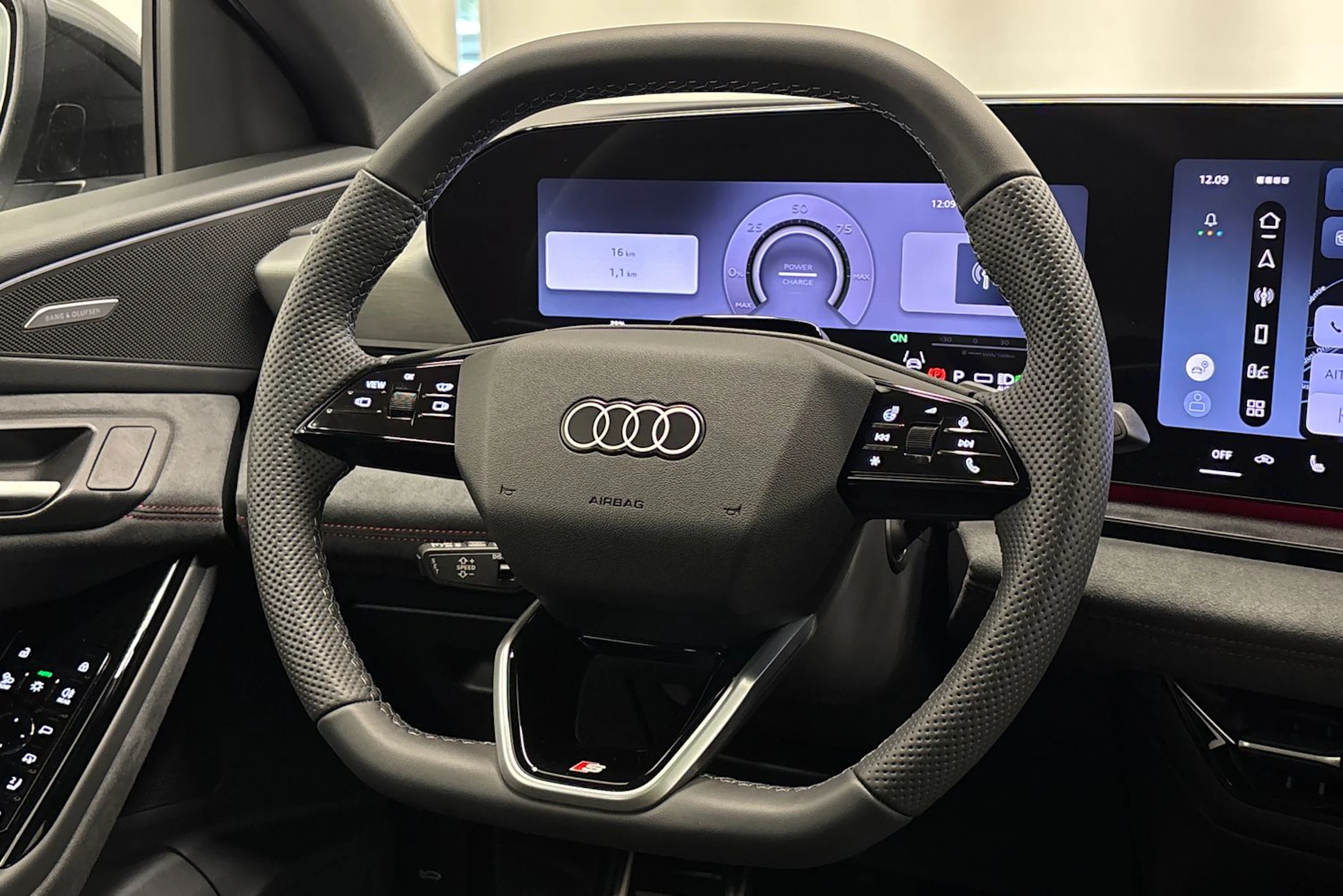 met. valkoinen Audi SQ6 e-tron 2026 kuva 14.