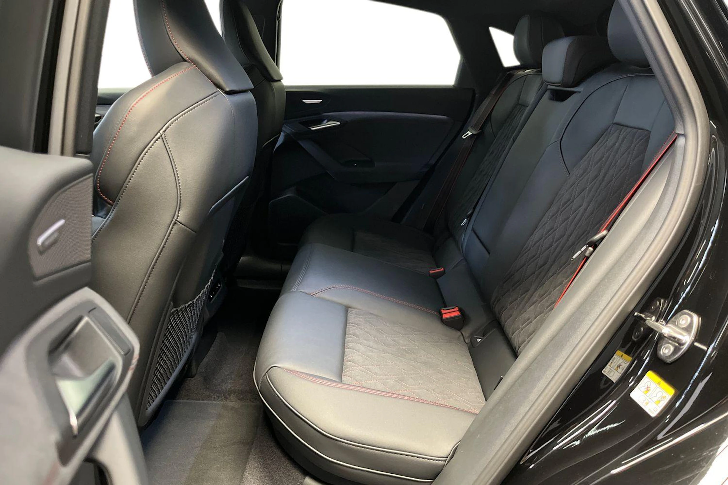 met. musta Audi SQ6 e-tron 2026 kuva 8.