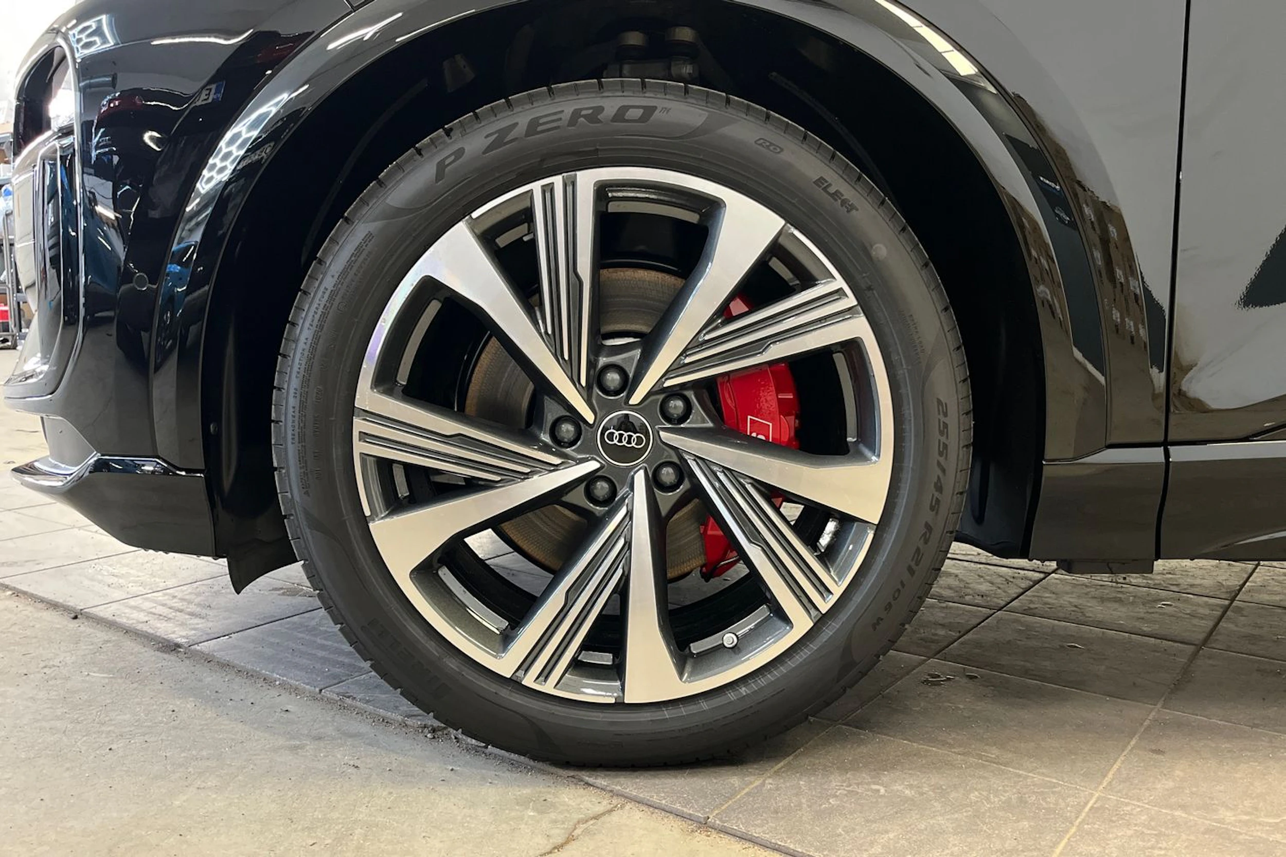 met. musta Audi SQ6 e-tron 2026 kuva 10.