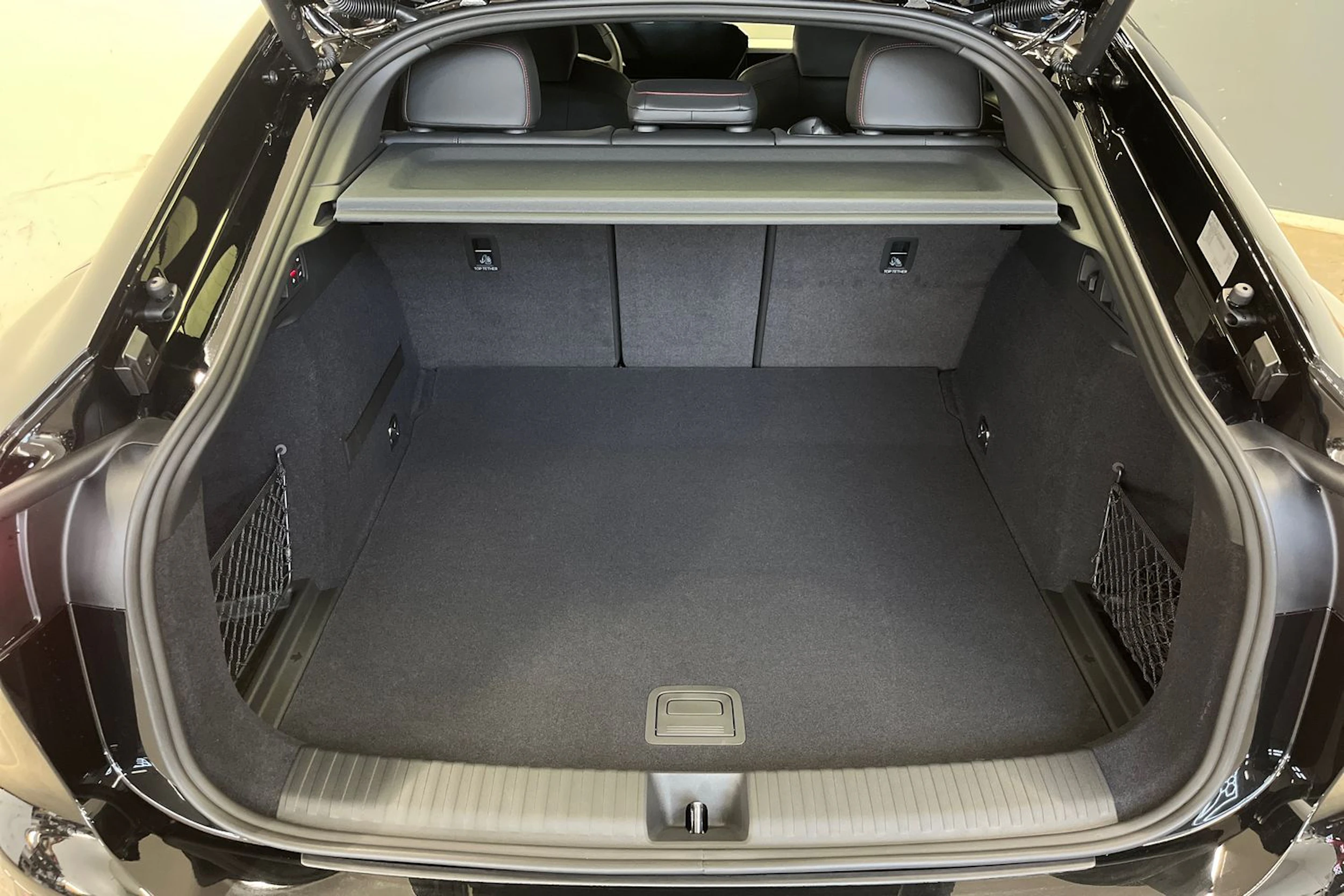 met. musta Audi SQ6 e-tron 2026 kuva 11.