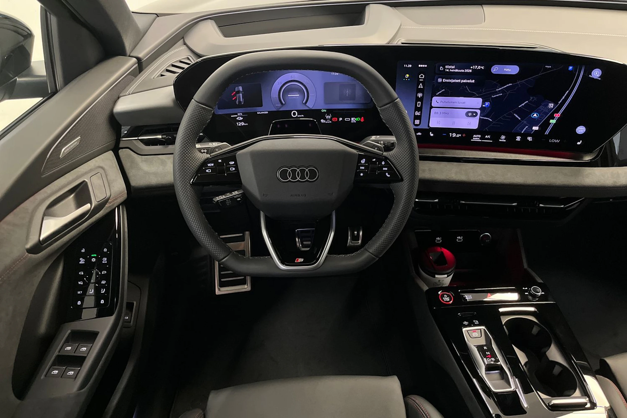 met. musta Audi SQ6 e-tron 2026 kuva 15.
