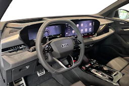 valkoinen Audi SQ6 e-tron 2026 kuva 6.