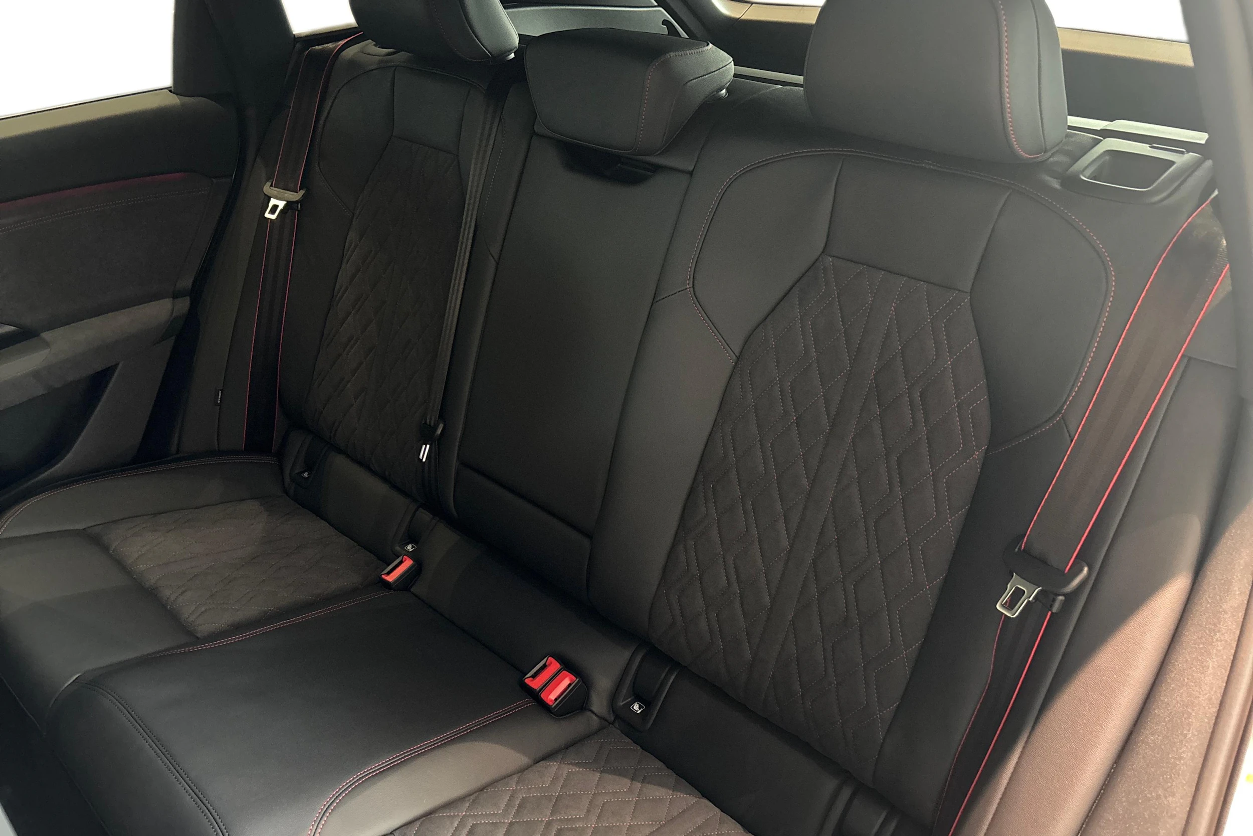 valkoinen Audi SQ6 e-tron 2026 kuva 8.