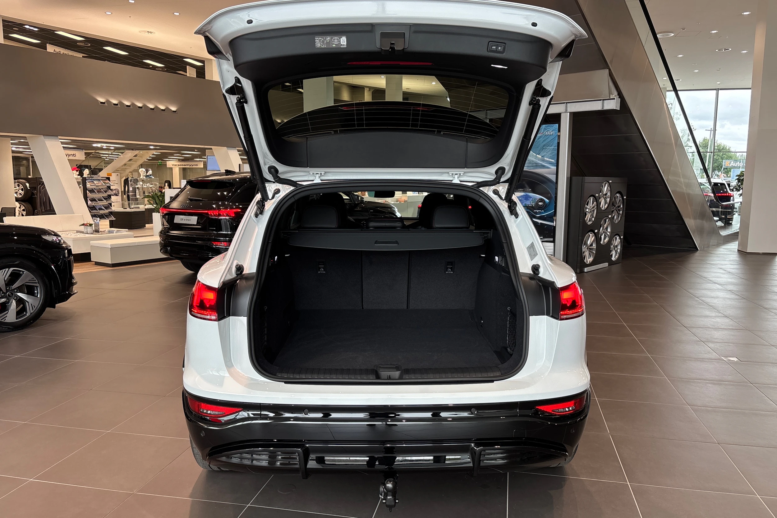 valkoinen Audi SQ6 e-tron 2026 kuva 11.