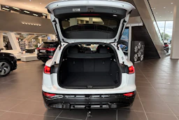 valkoinen Audi SQ6 e-tron 2026 kuva 11.