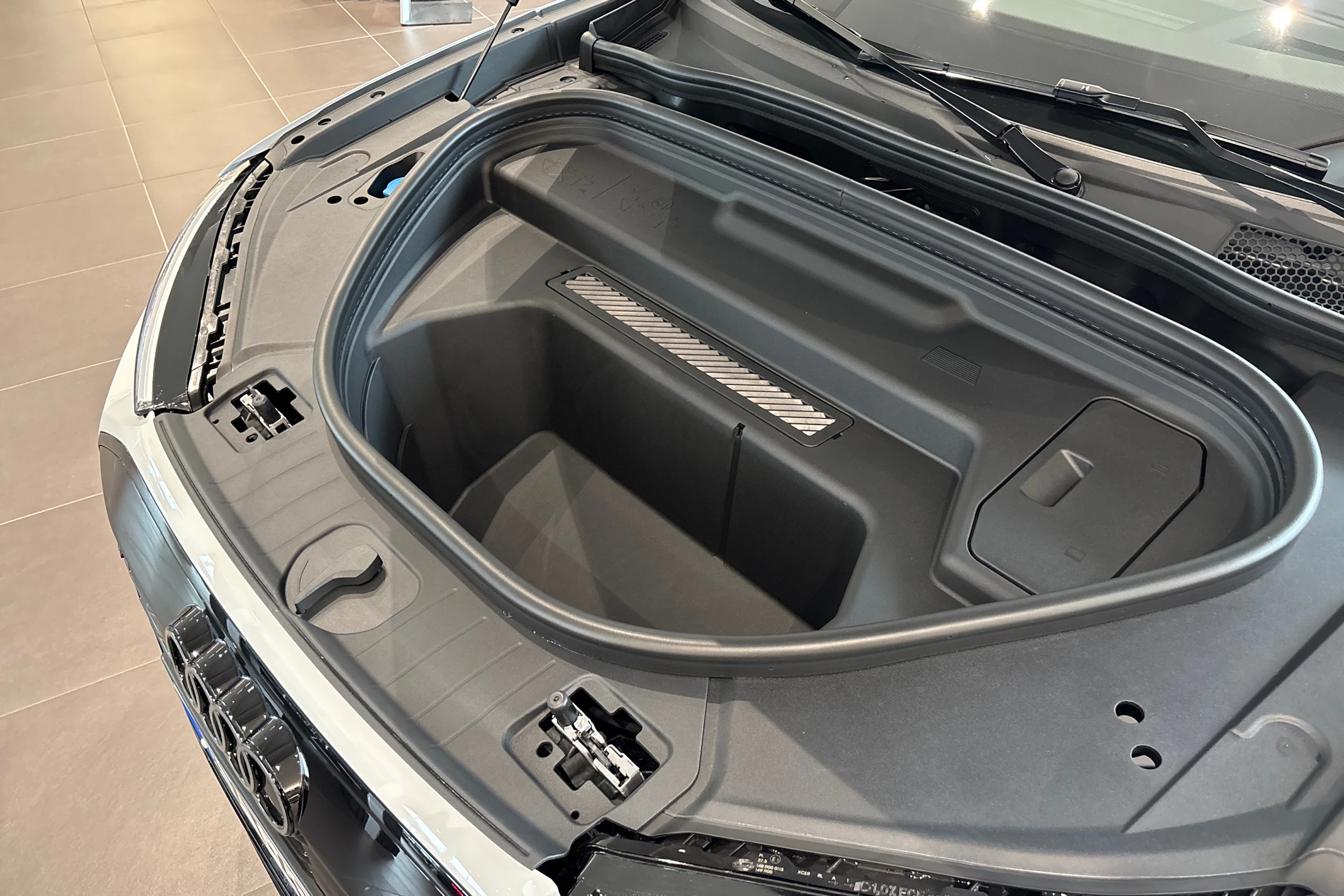 valkoinen Audi SQ6 e-tron 2026 kuva 13.