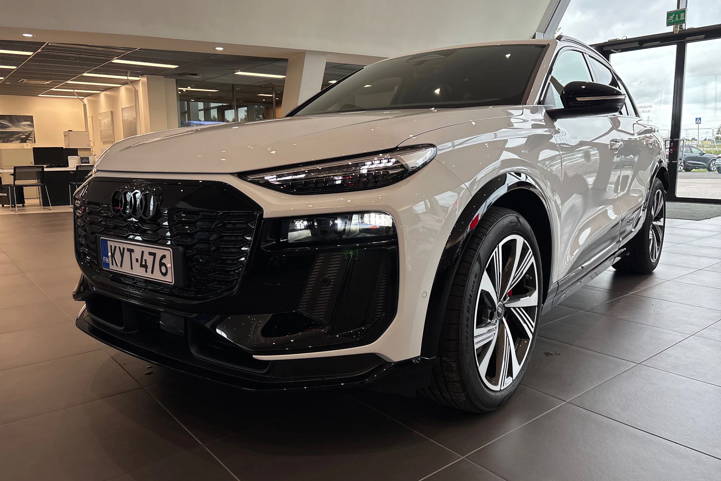 valkoinen Audi SQ6 e-tron 2026 kuva 14.