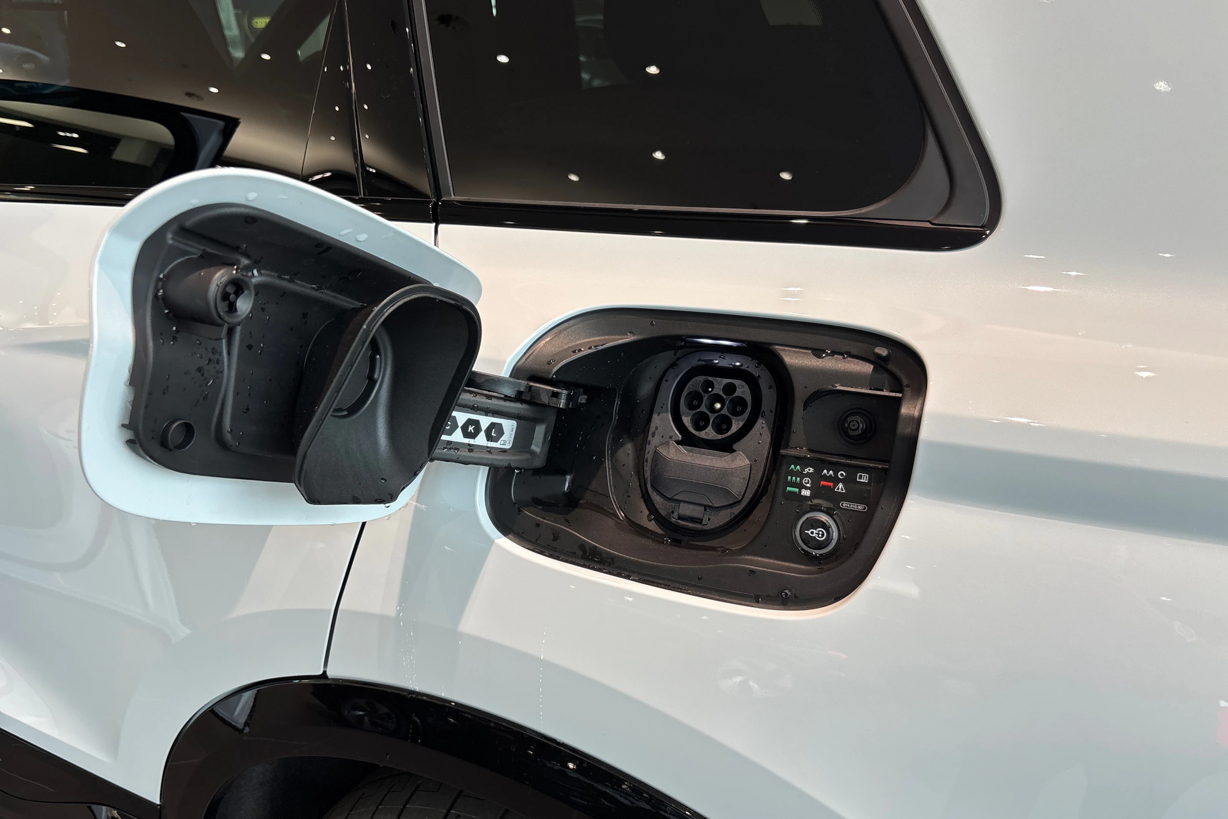 valkoinen Audi SQ6 e-tron 2026 kuva 15.