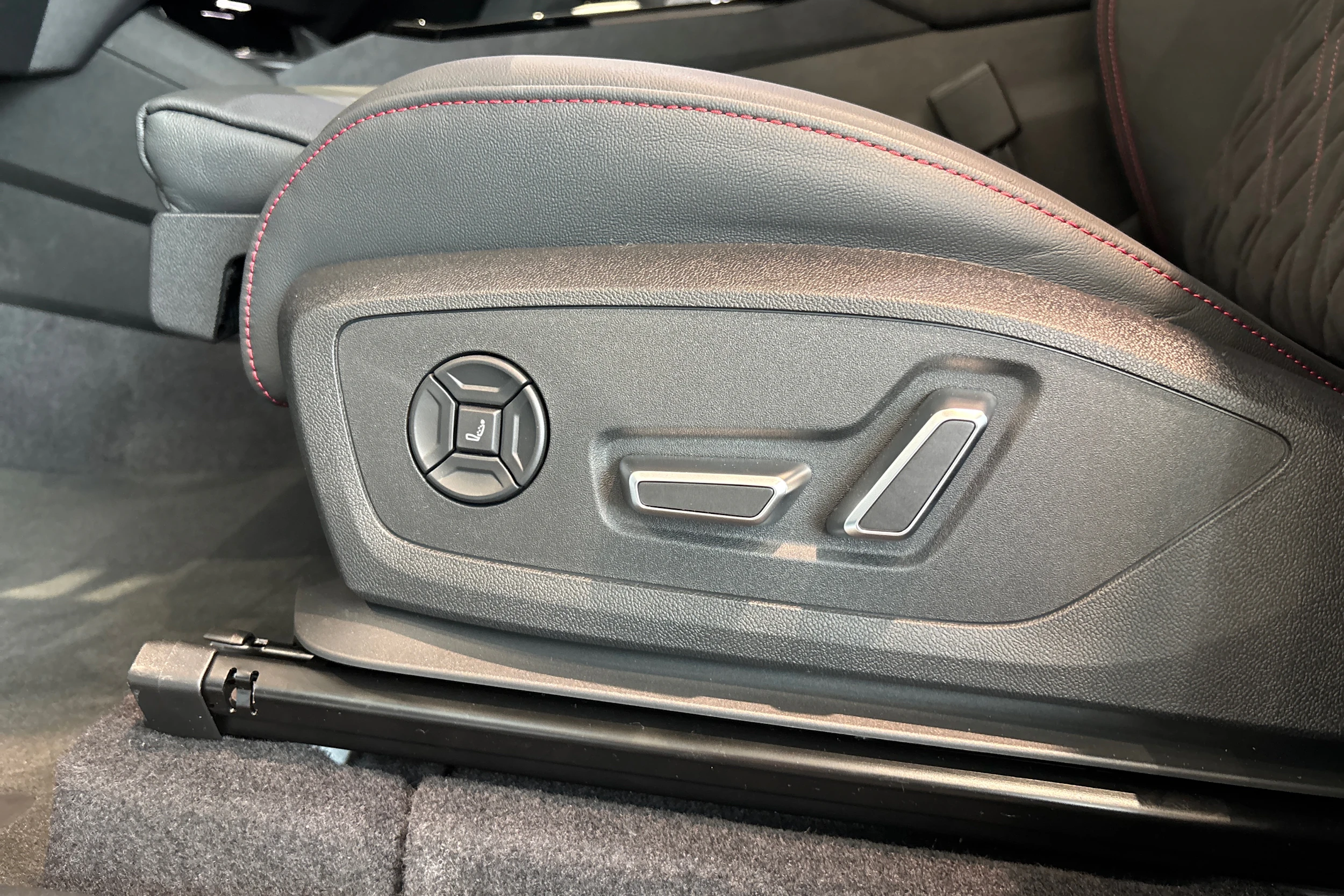 valkoinen Audi SQ6 e-tron 2026 kuva 19.