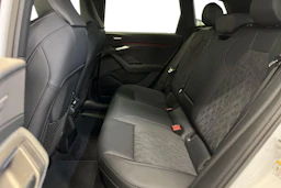 jäätikön valkoinen Audi SQ6 e-tron 2026 kuva 8.