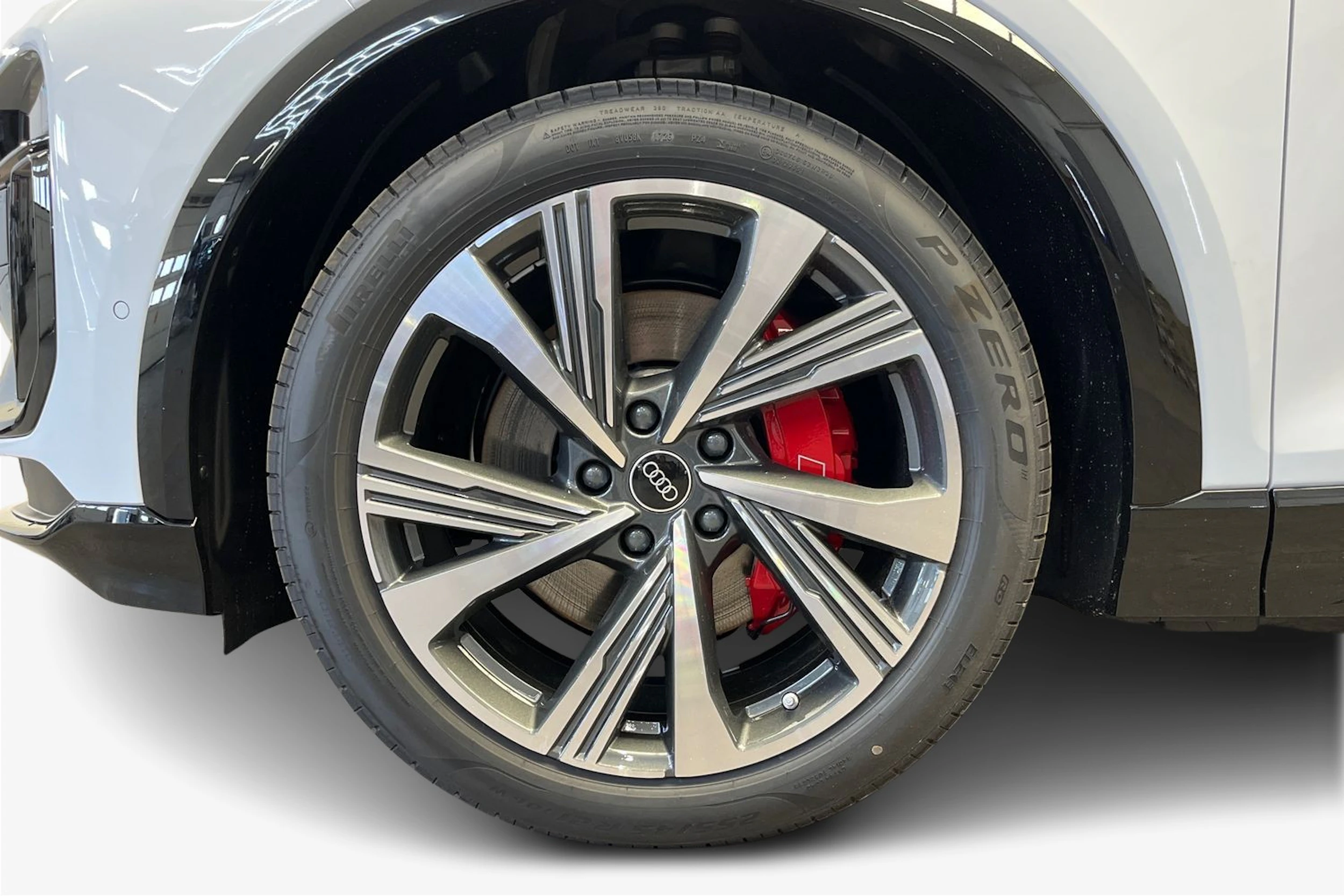 jäätikön valkoinen Audi SQ6 e-tron 2026 kuva 9.