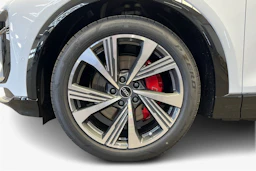 jäätikön valkoinen Audi SQ6 e-tron 2026 kuva 9.