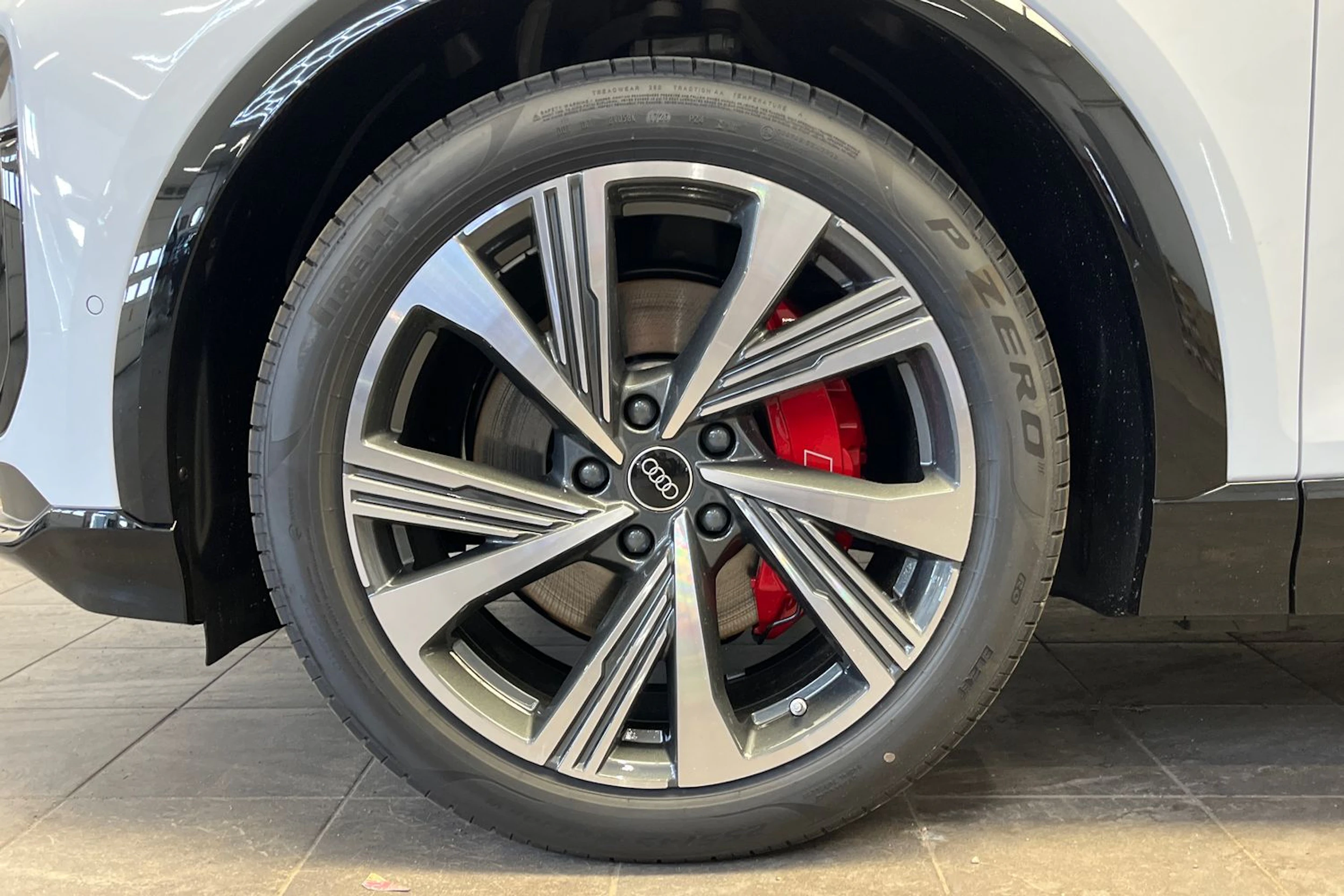 jäätikön valkoinen Audi SQ6 e-tron 2026 kuva 10.