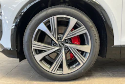 jäätikön valkoinen Audi SQ6 e-tron 2026 kuva 10.