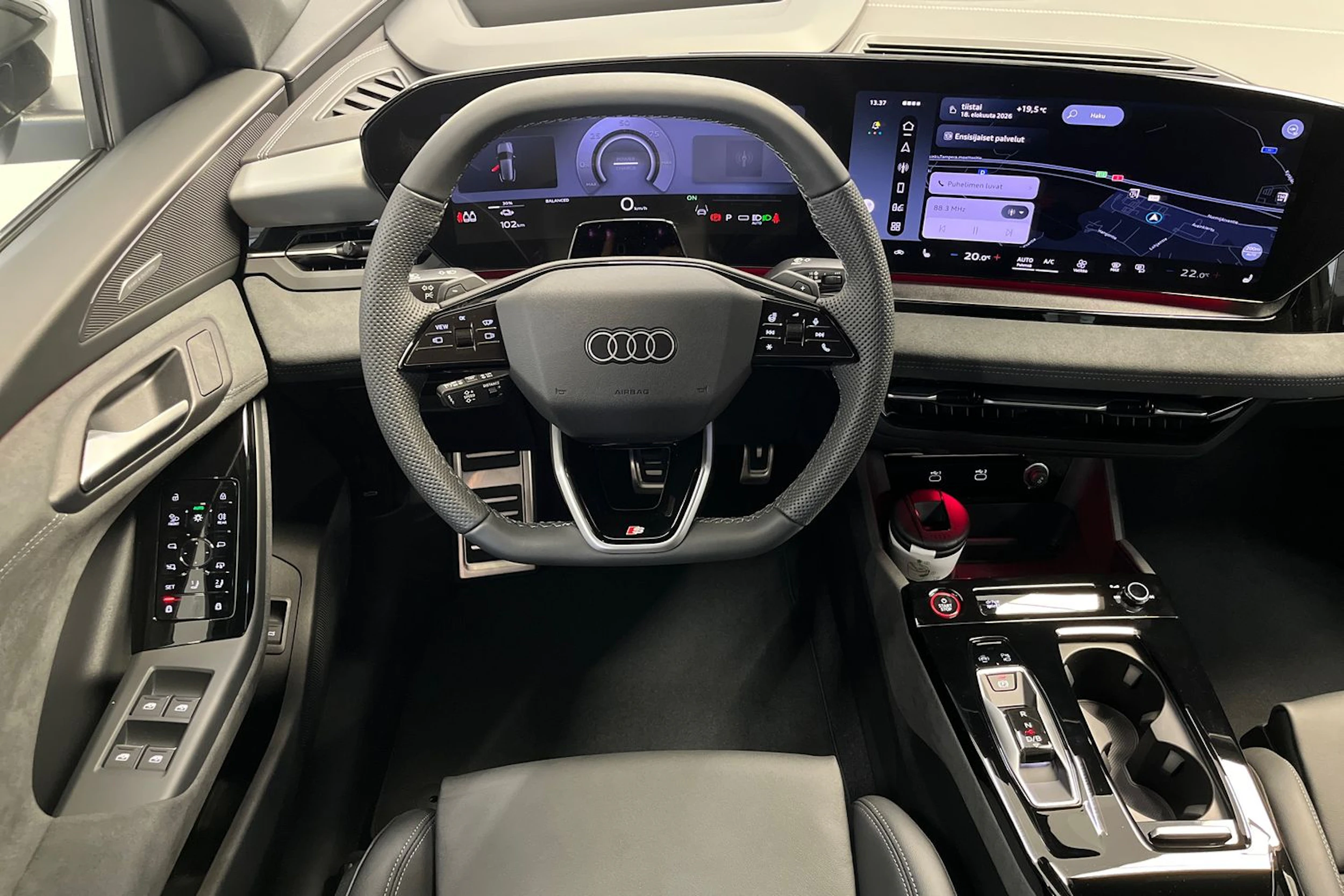 jäätikön valkoinen Audi SQ6 e-tron 2026 kuva 14.