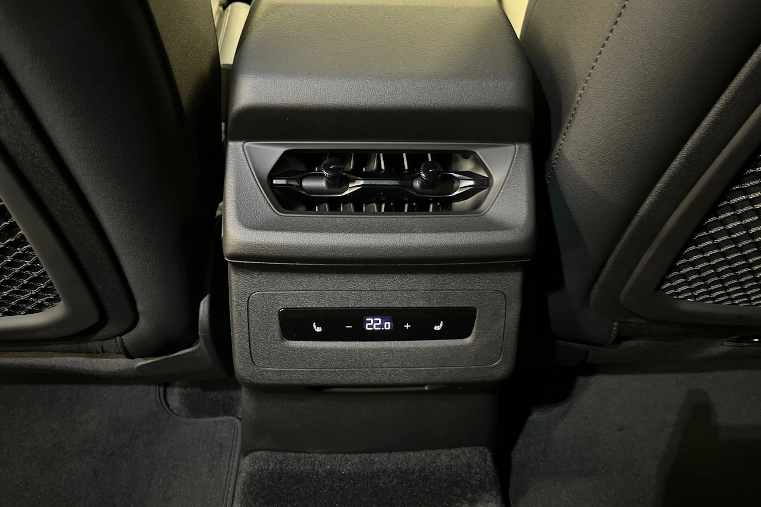 jäätikön valkoinen Audi SQ6 e-tron 2026 kuva 15.