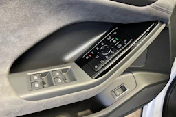 jäätikön valkoinen Audi SQ6 e-tron 2026 kuva 18.