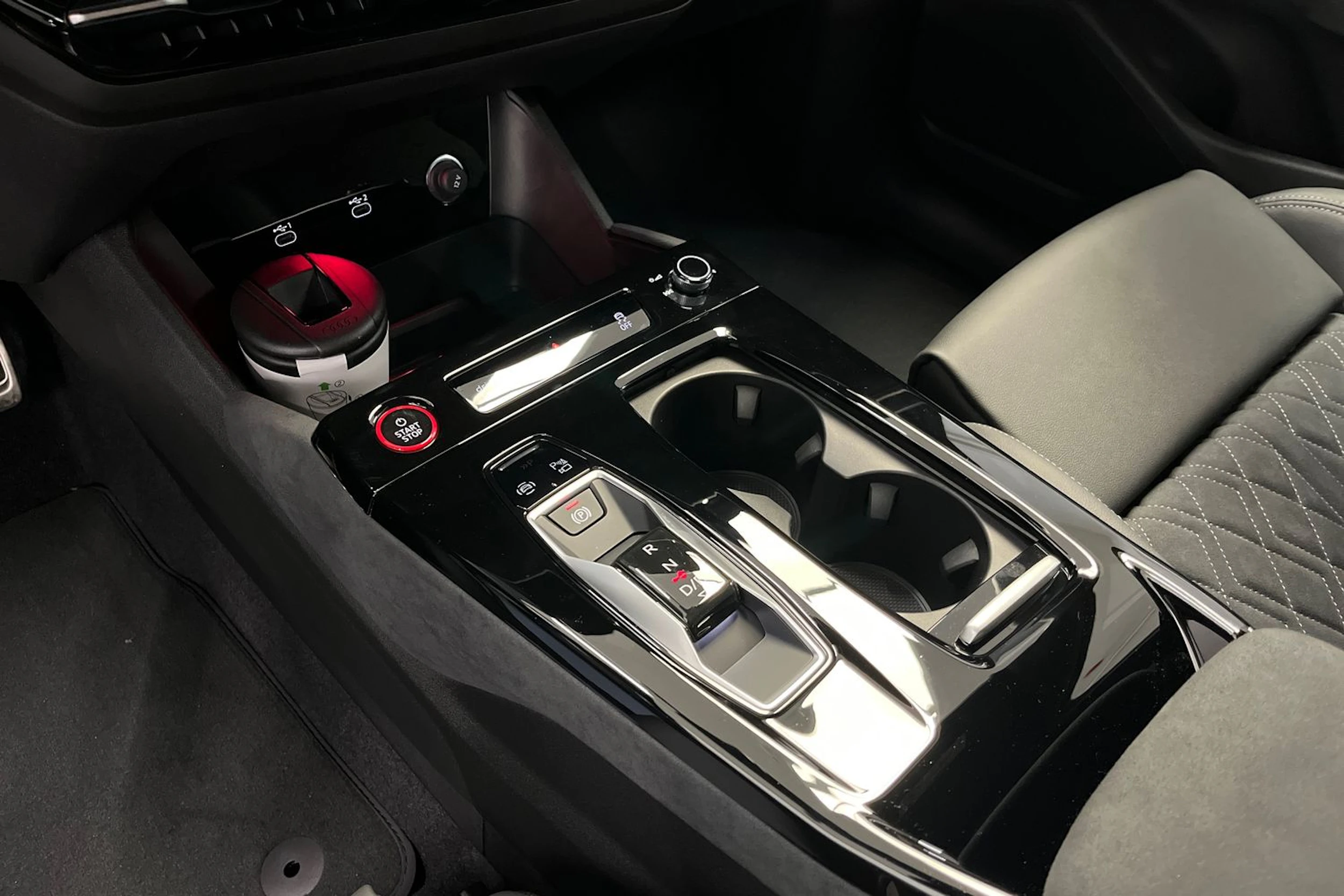 jäätikön valkoinen Audi SQ6 e-tron 2026 kuva 19.