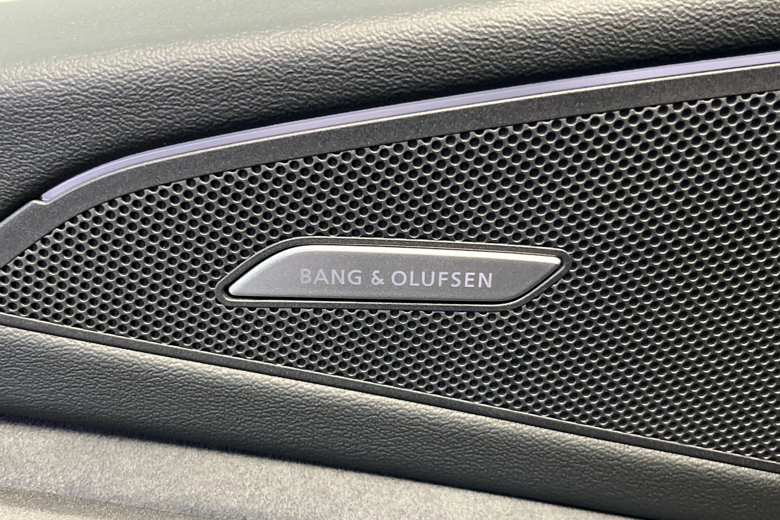 jäätikön valkoinen Audi SQ6 e-tron 2026 kuva 20.