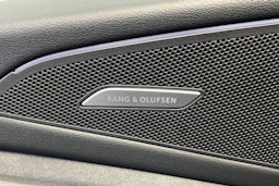 jäätikön valkoinen Audi SQ6 e-tron 2026 kuva 20.